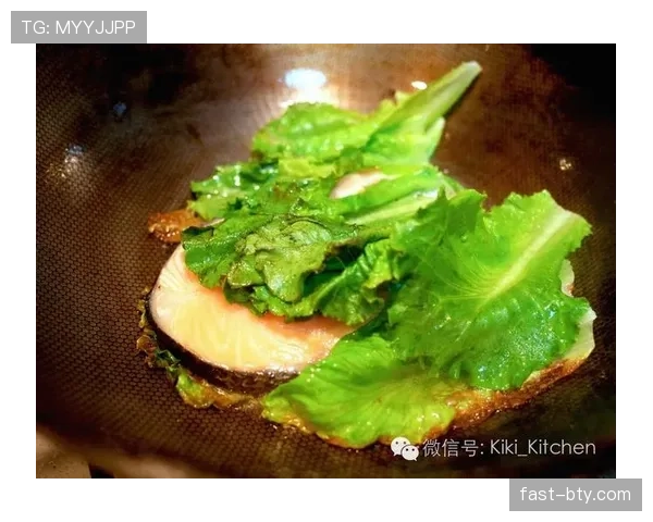 阿尔瓦雷斯训练完直接去超市抢购三文鱼，自律到连收银员都看不下去了